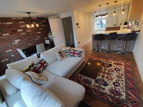 Modern 2 Bedroom Flat with private outdoor terrace